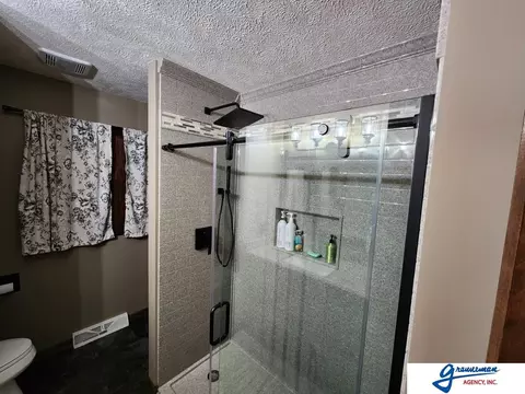 Bath - 7061 E Maple Rd, Holmesville, NE 68310 photo 2 of 3