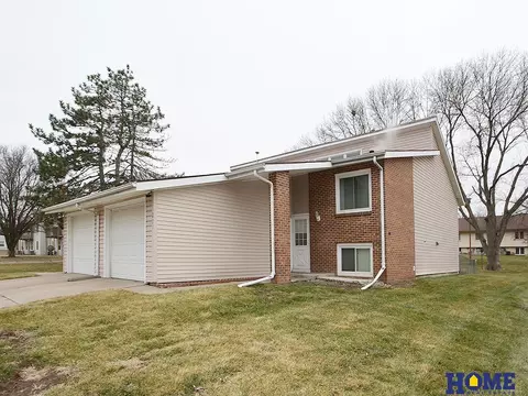 271 Parkside Ln, Lincoln, NE 68521