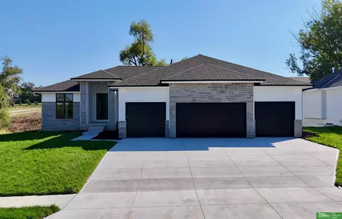 11007 S 98th St, Papillion, NE 68046