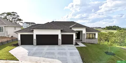 10110 Laramie St, Papillion, NE 68046