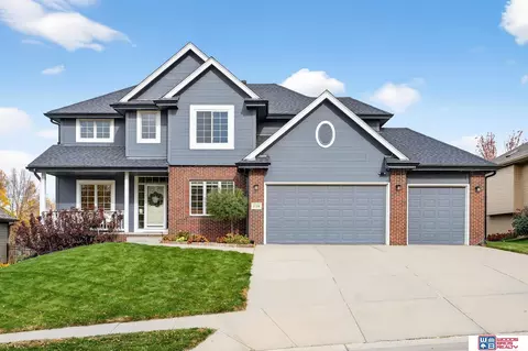 17106 Erskine St, Omaha, NE 68116