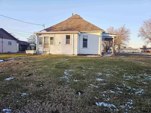 Exterior - 201 N Main Ave, Sutton, NE 68979 photo 2 of 3