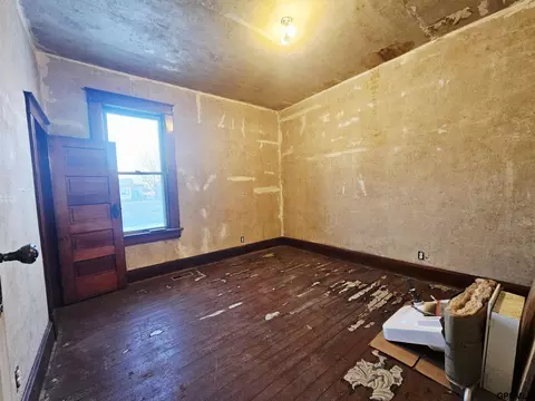 Bedroom - 201 N Main Ave, Sutton, NE 68979 photo 1 of 4