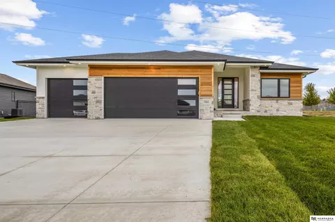 10005 S 180th Avenue Cir, Omaha, NE 68136