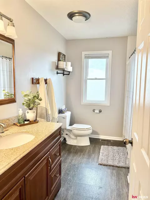 Bath - 114 N 28 St, Beatrice, NE 68310 photo 1 of 2