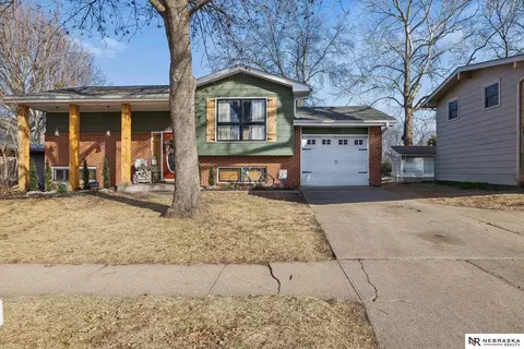 1220 Cottonwood Dr, Lincoln, NE 68510