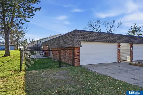 1601 Granada Ln, Lincoln, NE 68528