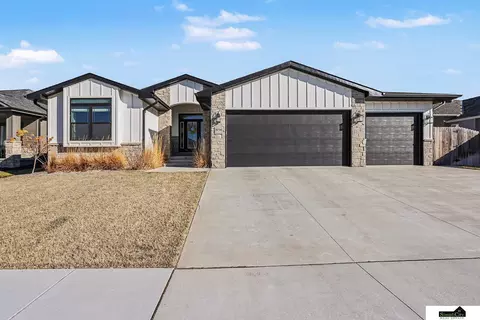 8736 S 81st St, Lincoln, NE 68516