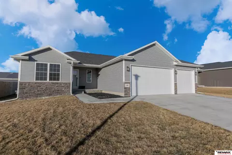 190 Kristi Ln, Hickman, NE 68372