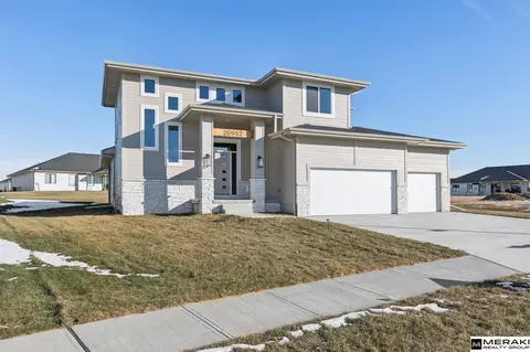 20952 Jaynes St, Elkhorn, NE 68022