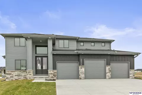 20976 Ogden St, Elkhorn, NE 68022