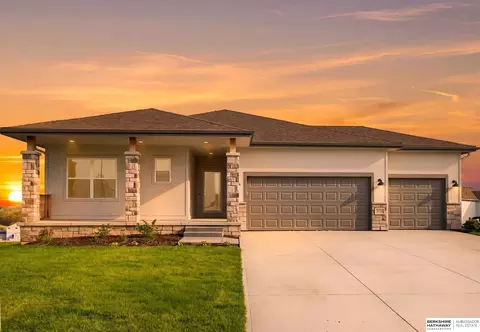 10403 Cimarron St, Papillion, NE 68046