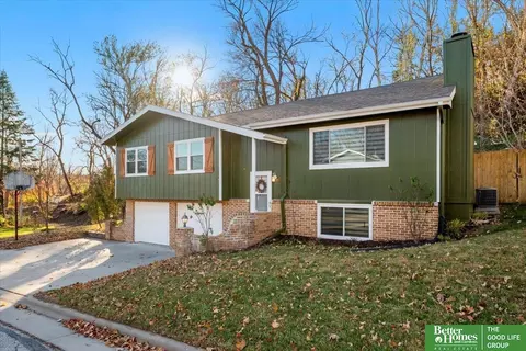 902 Valley Dr, Crescent, IA 51526