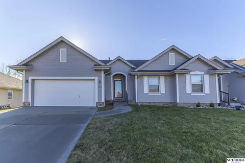 2411 Aberdeen Dr, Papillion, NE 68133