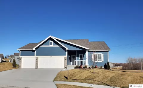 11304 Horizon Cir, Papillion, NE 68046