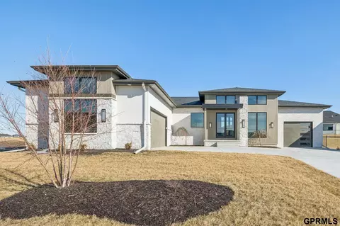 5763 Kestrel Pkwy, Elkhorn, NE 68022