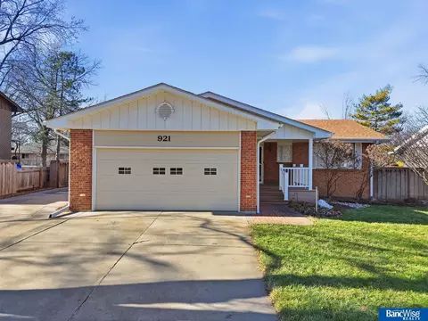 921 Cobblestone Dr, Lincoln, NE 68510