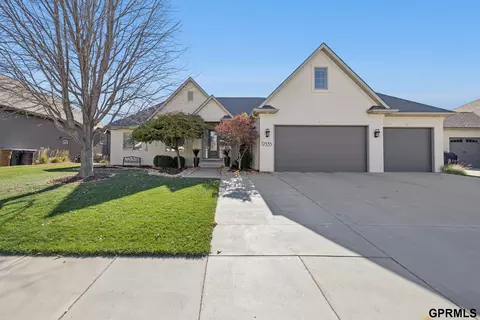 9335 Ravenwood Ln, Lincoln, NE 68526