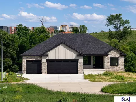 613 Valley Rd, Papillion, NE 68046