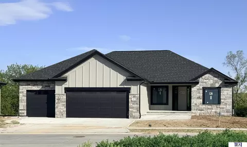 613 Valley Rd, Papillion, NE 68046
