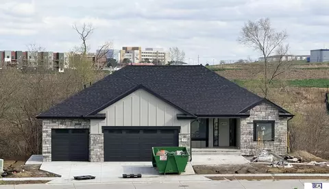 613 Valley Rd, Papillion, NE 68046