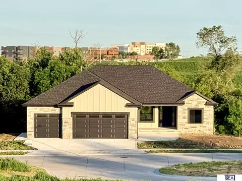613 Valley Rd, Papillion, NE 68046