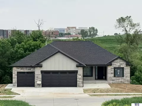 613 Valley Rd, Papillion, NE 68046