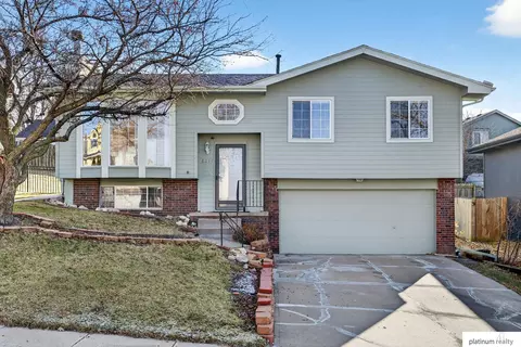 8211 Howell St, Omaha, NE 68122