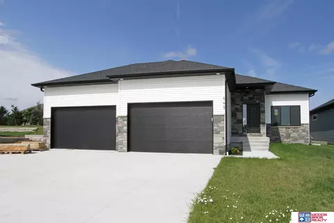449 Half Moon Dr, Lincoln, NE 68527