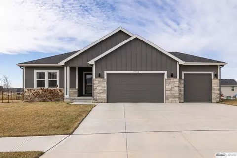 17136 Potter St, Bennington, NE 68007