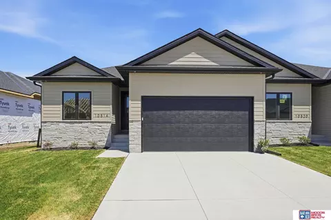 10514 Majestic Ln, Lincoln, NE 68527