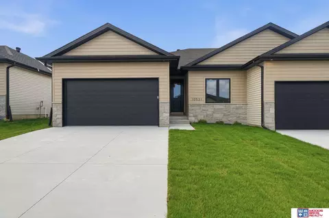 10521 Majestic Ln, Lincoln, NE 68527