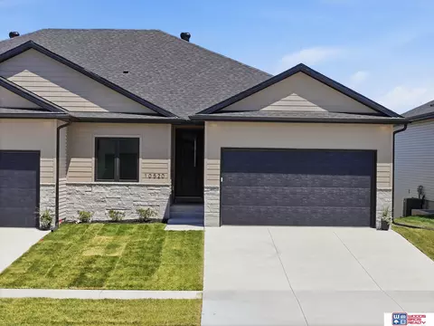 10520 Majestic Ln, Lincoln, NE 68527