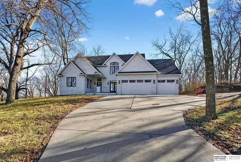 56107 Grande Oak Ln, Glenwood, IA 51534