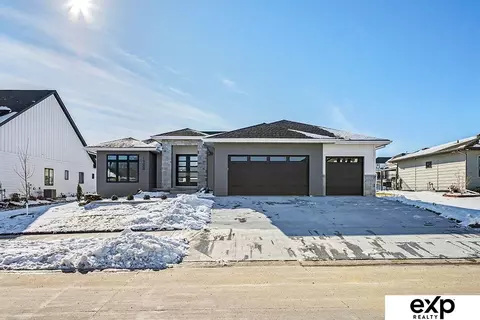 19009 Hackberry Dr, Gretna, NE 68028