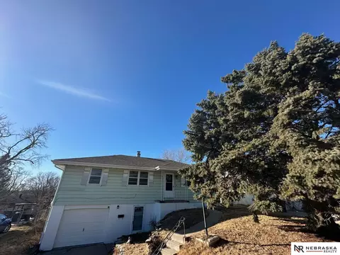 5548 N 61 St, Omaha, NE 68104