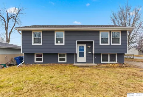 1218 Mayper Dr, Carter Lake, IA 51510