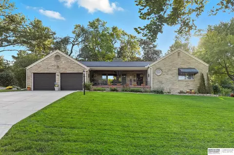 305 S 68th St, Omaha, NE 68132