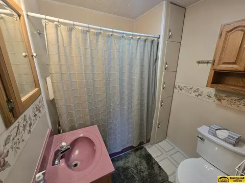 Bath - 1109 Pelham, Beatrice, NE 68310 photo 1 of 1