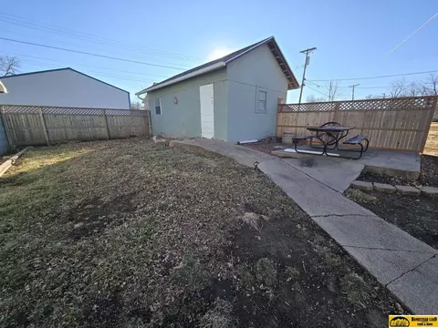 Exterior - 1109 Pelham, Beatrice, NE 68310 photo 3 of 4