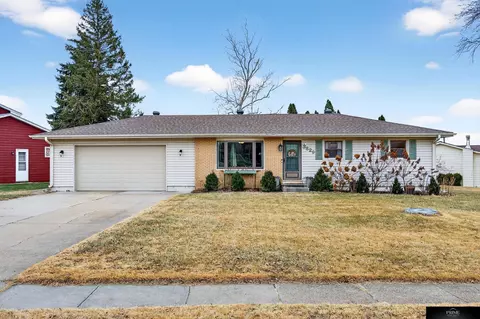 3829 N 93rd St, Omaha, NE 68134