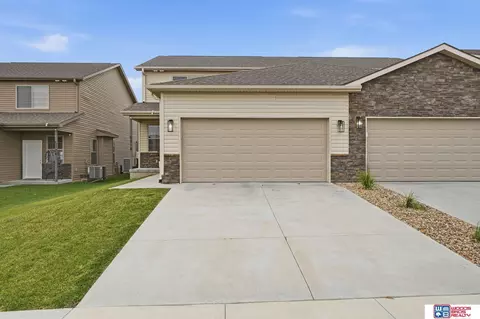 5018 W Hillsboro Dr, Lincoln, NE 68528