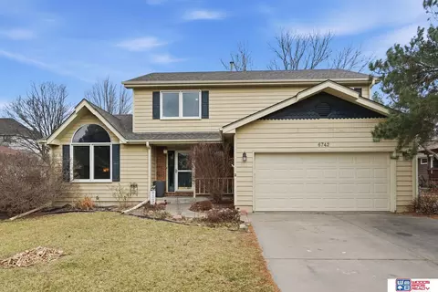 6742 Crooked Creek Dr, Lincoln, NE 68516