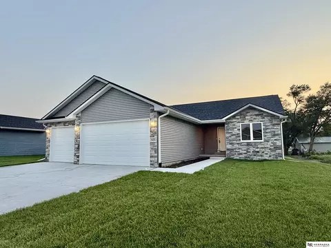 635 Pine St, Greenwood, NE 68366