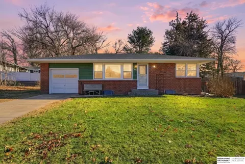 1831 Sunny Hill Rd, Lincoln, NE 68502