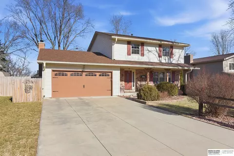906 Crest Rd, Papillion, NE 68046