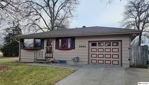 6645 Leighton Ave, Lincoln, NE 68507