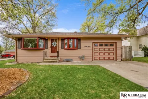 6645 Leighton Ave, Lincoln, NE 68507