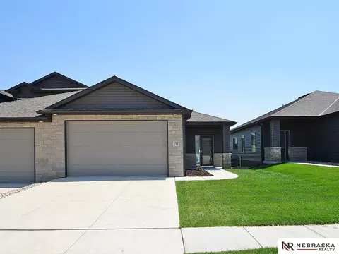 248 Half Moon Dr, Lincoln, NE 68527