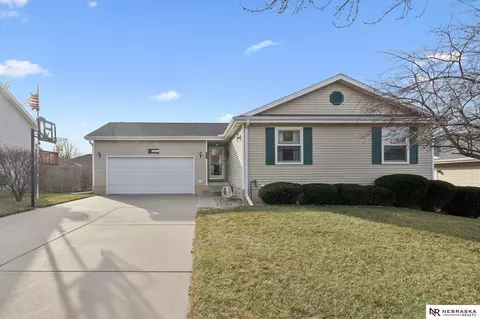 2241 Philadelphia Dr, Lincoln, NE 68521